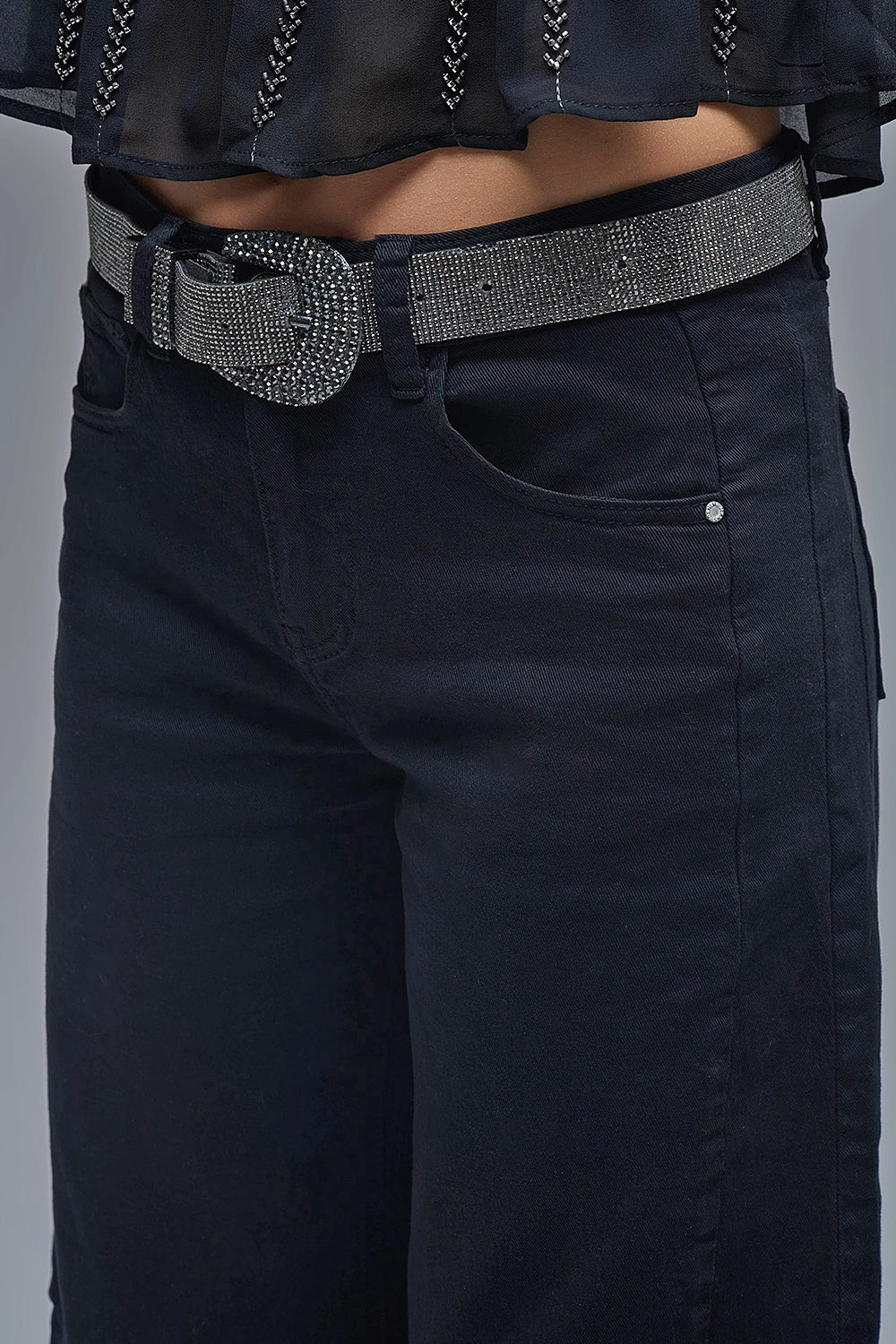Jeans Pretos com Bolsos em Balão