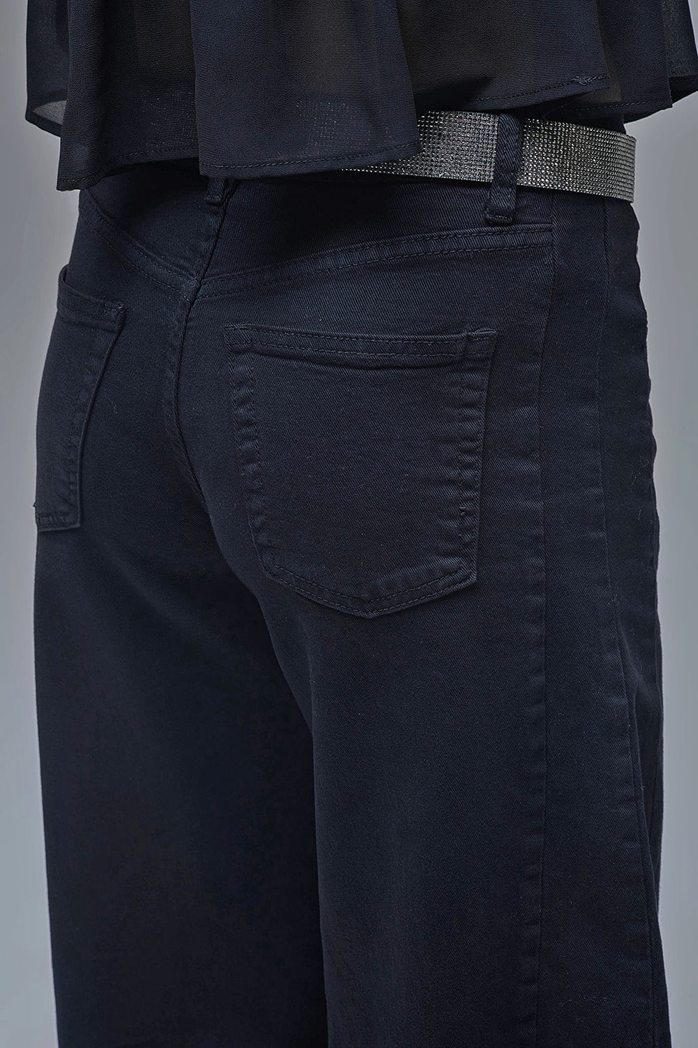 Jeans Pretos com Bolsos em Balão