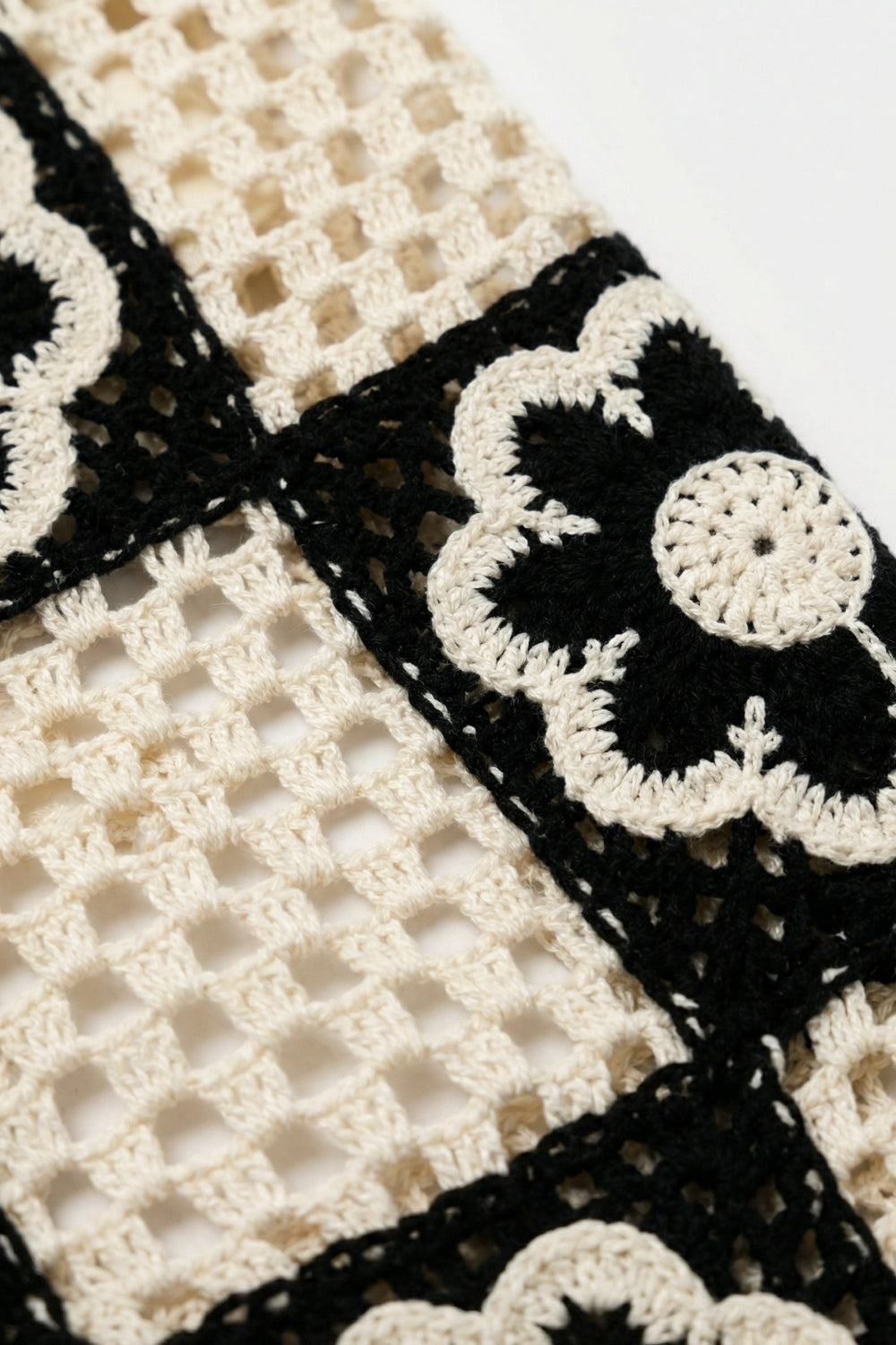 Calças de Perna Larga em Patchwork de Croché, Preto e Creme, Motivo Floral