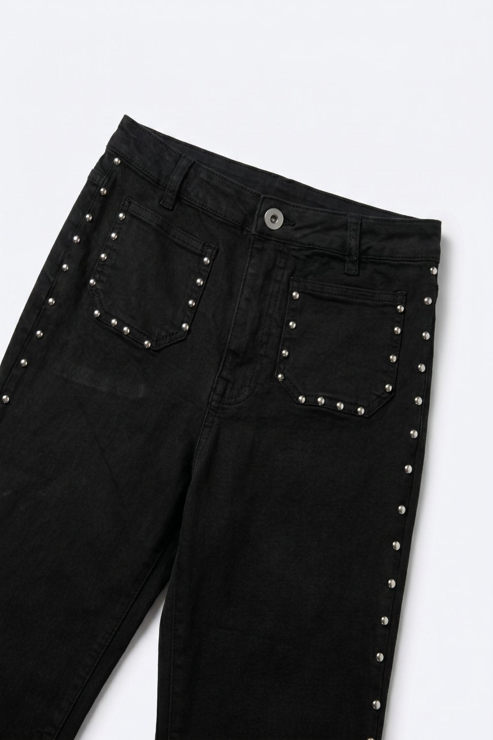 Jeans Pretos à Boca-de-Sino com Tachas
