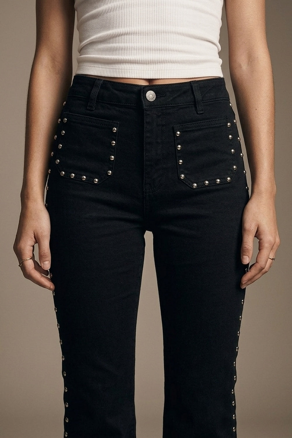 Jeans Pretos à Boca-de-Sino com Tachas