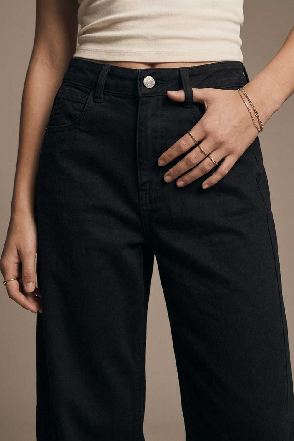 Jeans Pretos com Bolsos em Balão
