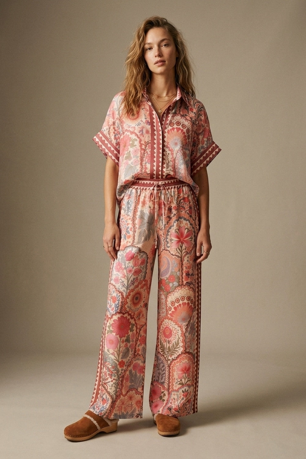 Calças Pantalona em Tecido Leve, Padrão Floral Multicolor, Cintura Larga