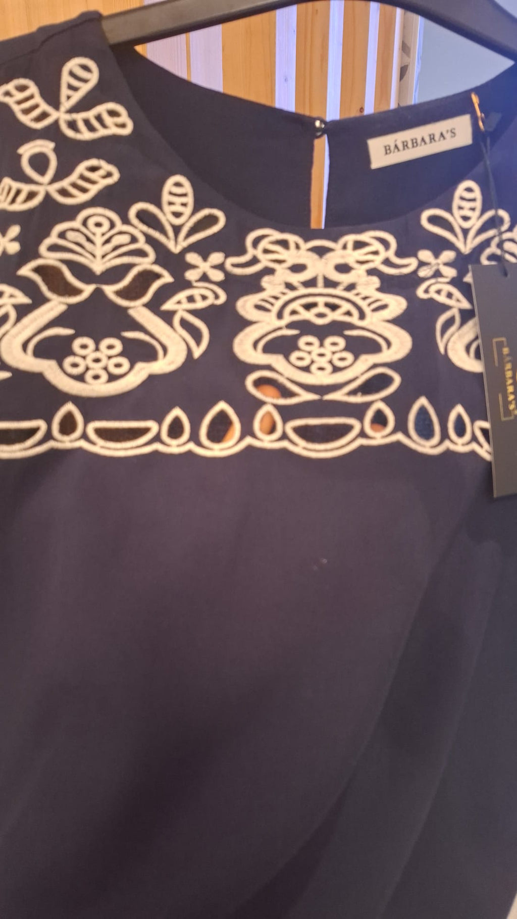 T-shirt Preta com Colarinho de Crochet Branco