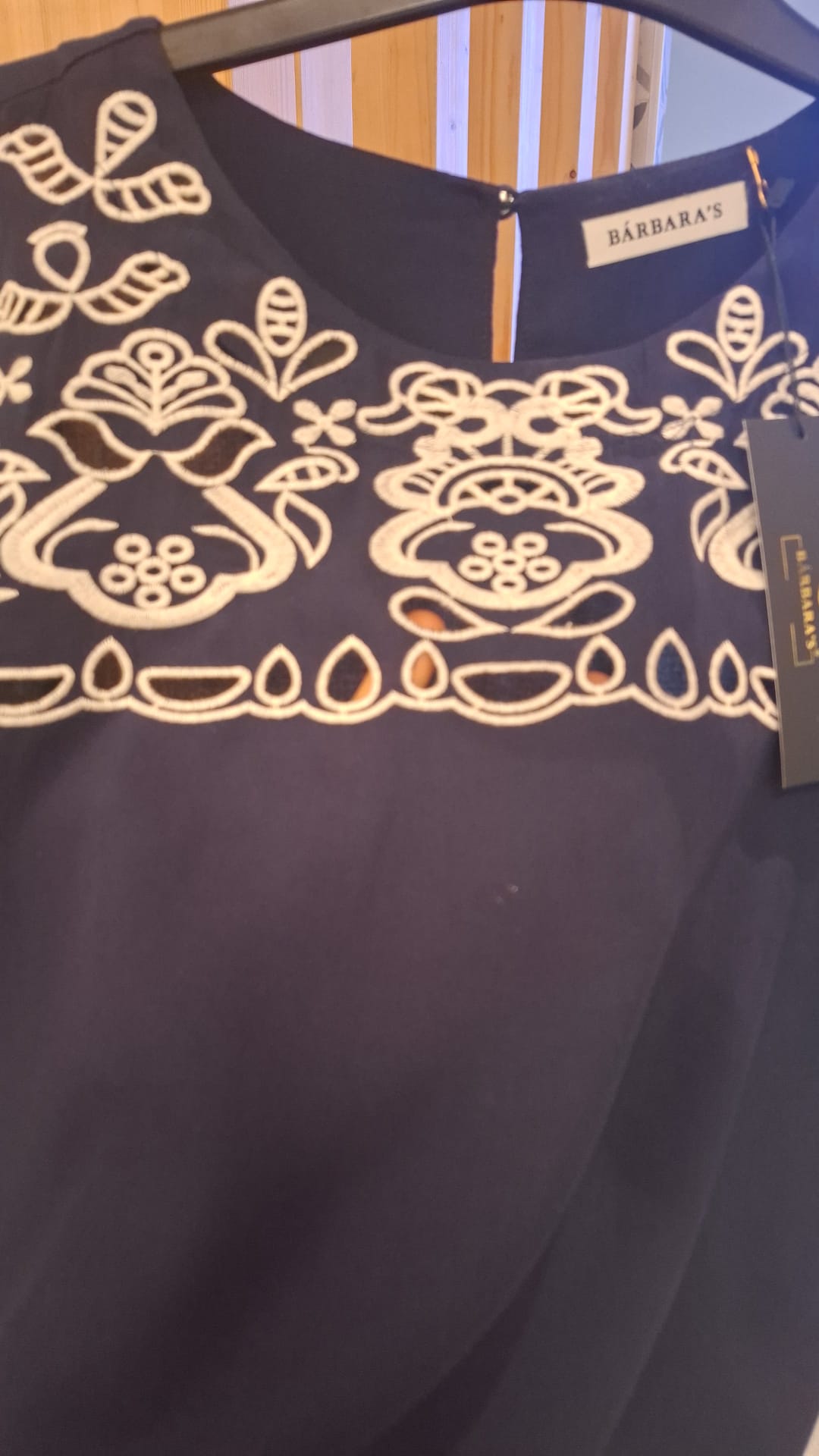 T-shirt Preta com Colarinho de Crochet Branco