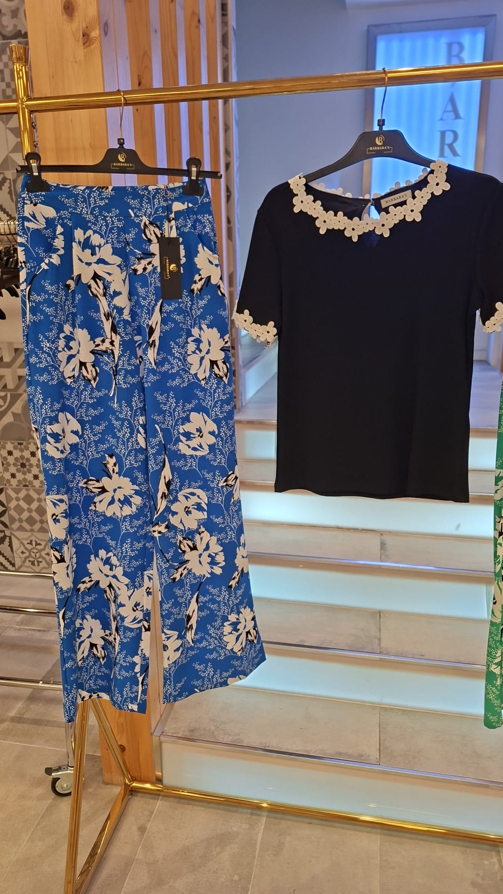 T-shirt Preta com Colarinho de Crochet Branco