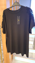 T-shirt Preta Oversized com Renda nas Mangas