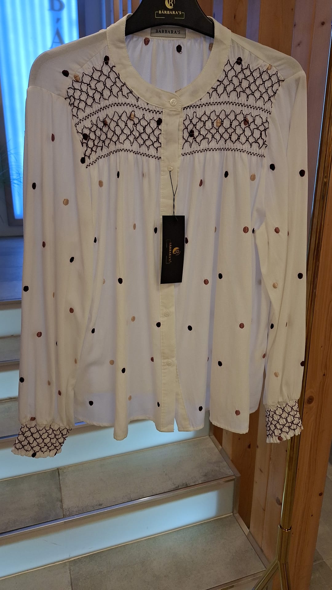 Blusa Branca com Bordado Smock