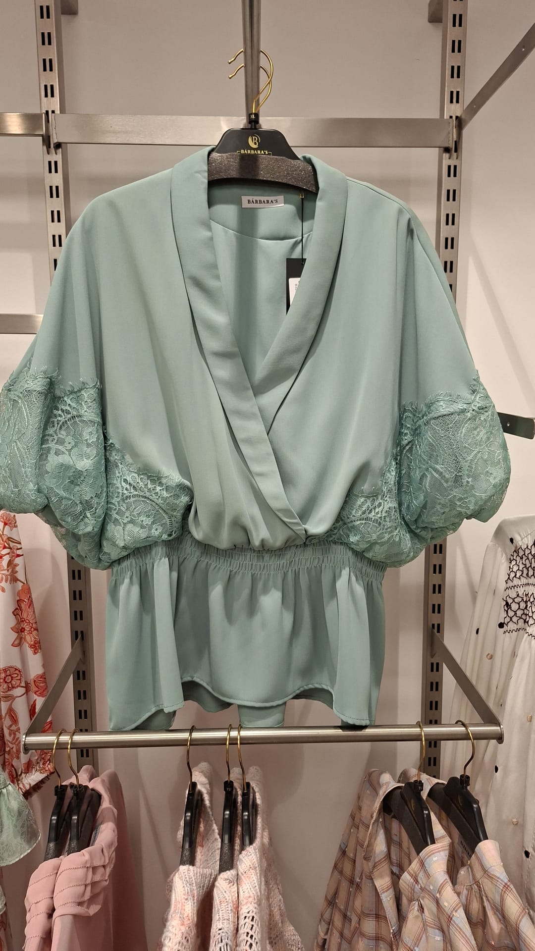 Top Verde-Água Cruzado com Renda