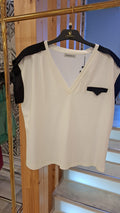 T-shirt Branca Detalhe Preto