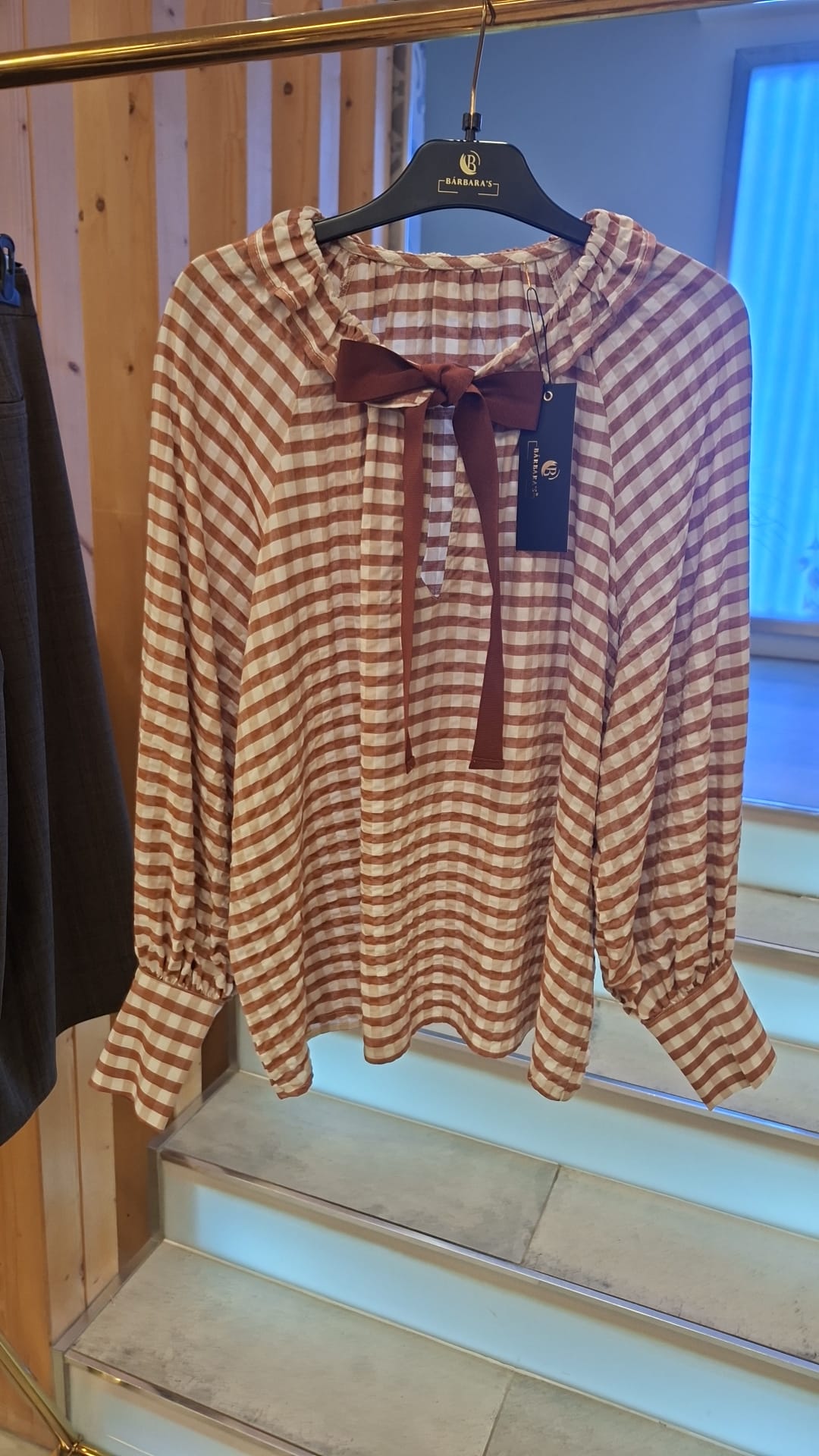 Blusa Padrão Aos Quadrados com Laço
